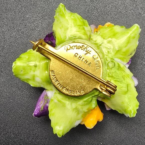 Porcelain Flower Brooch Purple Signed Made in England Dorothy Ann - Picture 4 of 7